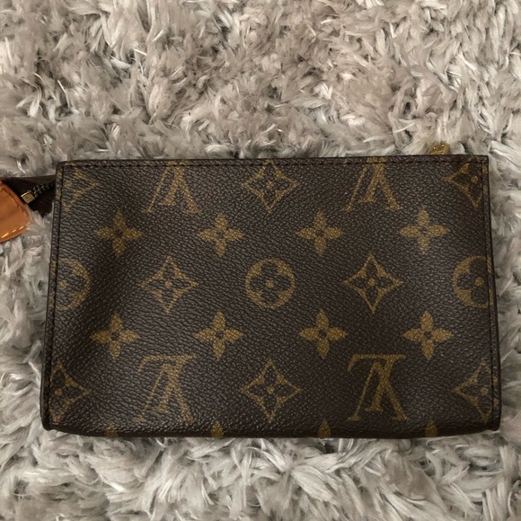 Louis Vuitton Cosmetic Bag - Picture 2 of 8